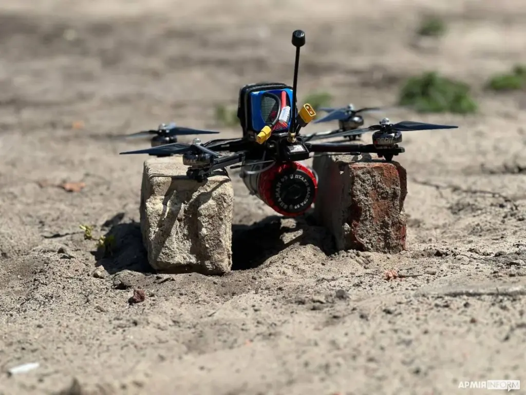Drone FPV militaire ukrainien utilisé sur le front en Ukraine