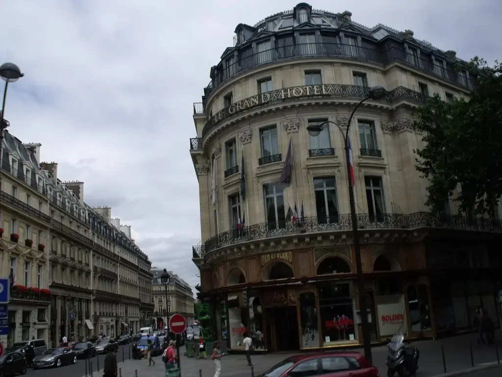 Vitrine annonçant les soldes à Paris