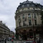 Vitrine annonçant les soldes à Paris