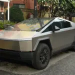 Tesla Cybertruck garé en extérieur, dont la production est bloquée par un fournisseur