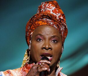 Lire la suite à propos de l’article Angélique Kidjo : l’artiste devient la première chanteuse africaine “étoilée” au Walk of Fame