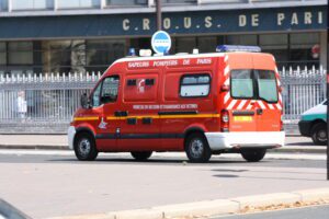 Lire la suite à propos de l’article Arnaque aux pompiers : de faux proches utilisent l’IA pour détourner des dons après le drame de Mérignac