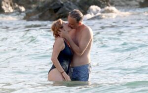 Lire la suite à propos de l’article Macron et Glucksmann en une de Paris Match : la peopolitique bat son plein