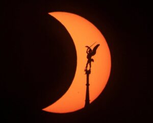 Lire la suite à propos de l’article Mont-Saint-Michel : Mathieu Rivrin immortalise “L’archange dans l’éclipse”