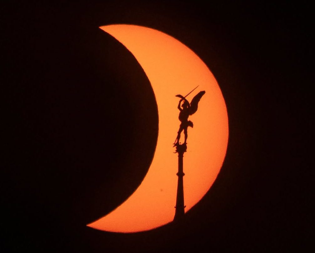 L'archange dans l'Eclipse. Photo : @Mathieu Rivrin