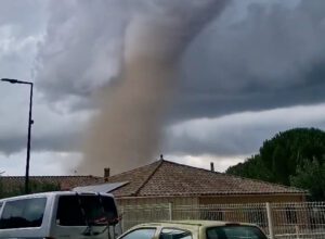 Lire la suite à propos de l’article Tornade dans l’Aude : Pomas dévasté, 39 blessés et des centaines d’habitations touchées