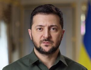 Lire la suite à propos de l’article Ukraine : Volodymyr Zelensky raille la pénurie d’essence en Russie