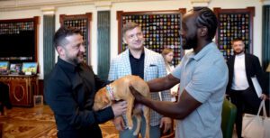 Lire la suite à propos de l’article Ukraine : Volodymyr Zelensky reçoit un chiot du boxeur Terence Crawford