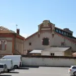 Vue extérieure d'un abattoir en Occitanie, illustration