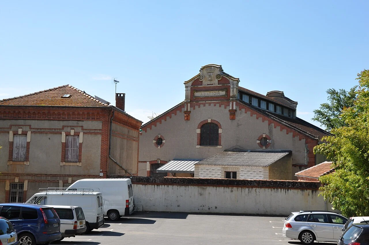 Vue extérieure d'un abattoir en Occitanie, illustration