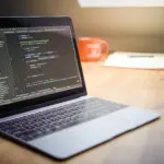 Ordinateur portable affichant du code