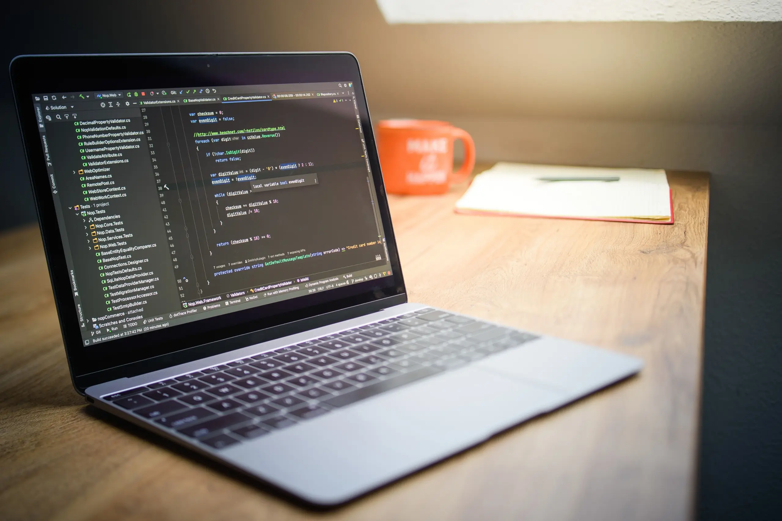 Ordinateur portable affichant du code