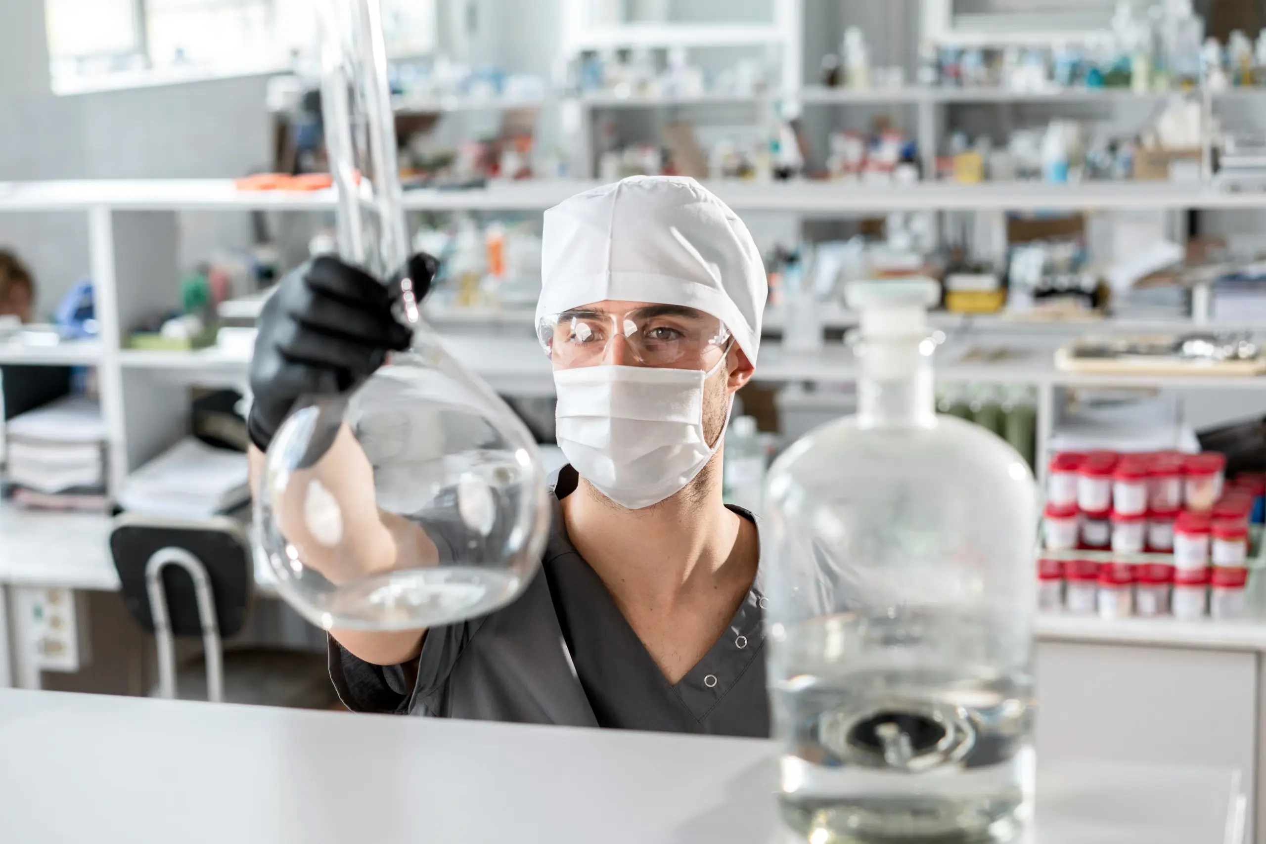 Scientifique observant une solution en laboratoire