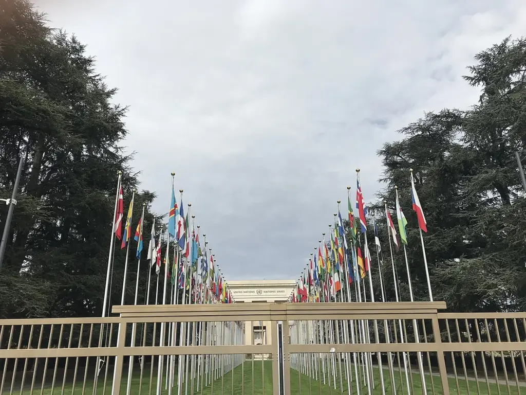 Drapeaux des Etats membres devant le Palais des Nations, siège des Nations unies à Genève