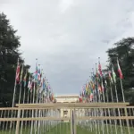 Drapeaux des Etats membres devant le Palais des Nations, siège des Nations unies à Genève