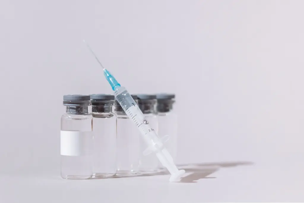 Flacons de vaccin et seringue, illustration de la vaccination infantile