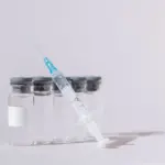 Flacons de vaccin et seringue, illustration de la vaccination infantile