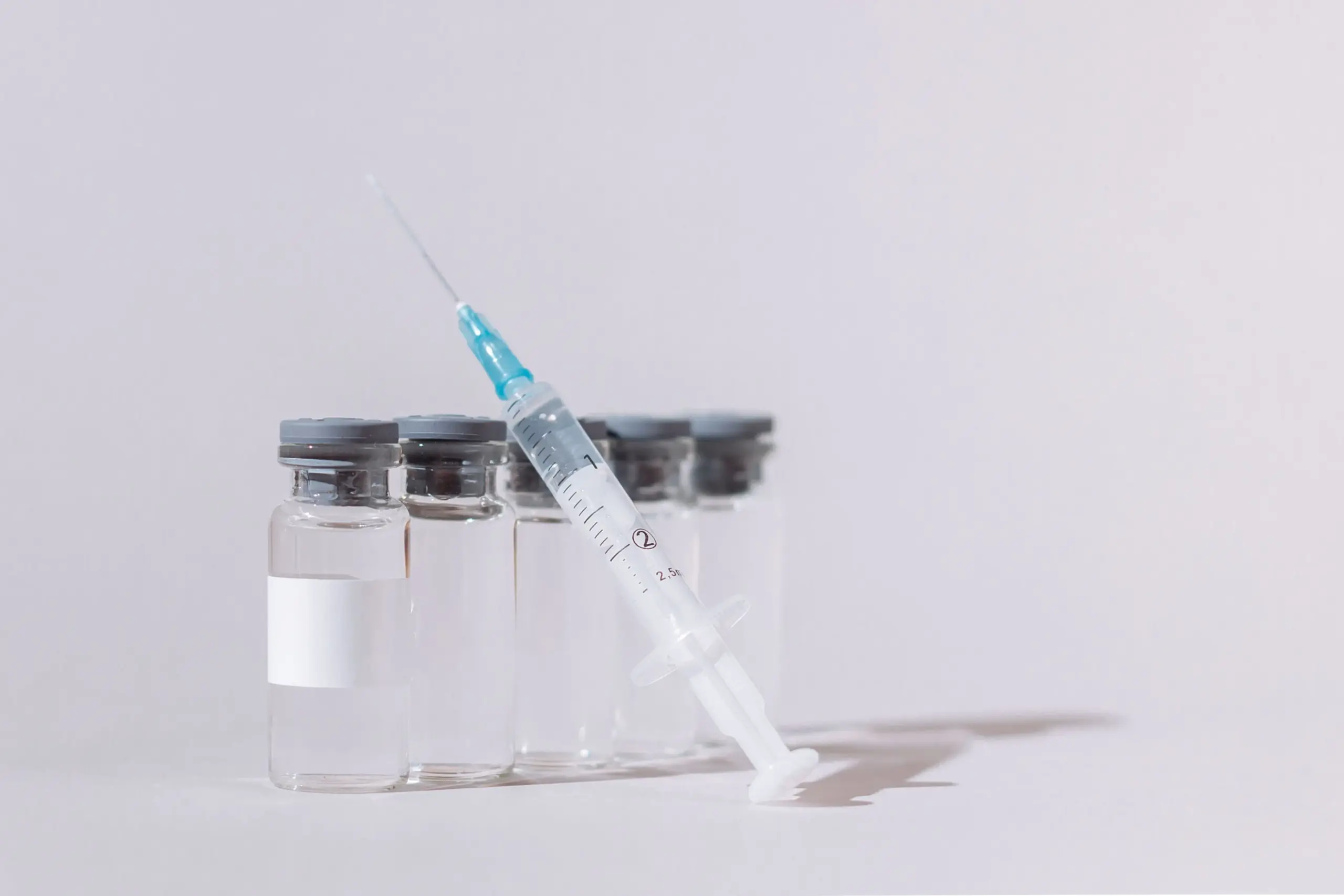 Flacons de vaccin et seringue, illustration de la vaccination infantile