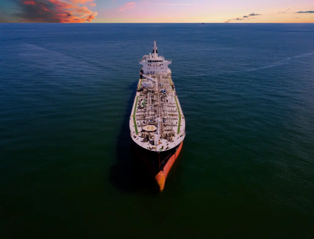 Pétrolier photographié par drone en mer, illustration d’une marée noire au large d’Oman