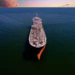 Pétrolier photographié par drone en mer, illustration d’une marée noire au large d’Oman