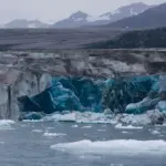Glacier arctique fondant, icebergs flottant dans l'eau froide