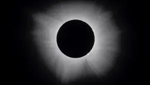 Lire la suite à propos de l’article Éclipse solaire : l’Europe a levé les yeux vers le ciel