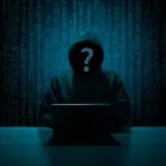 Silhouette de cybercriminel devant un écran, illustration du piratage de données informatiques