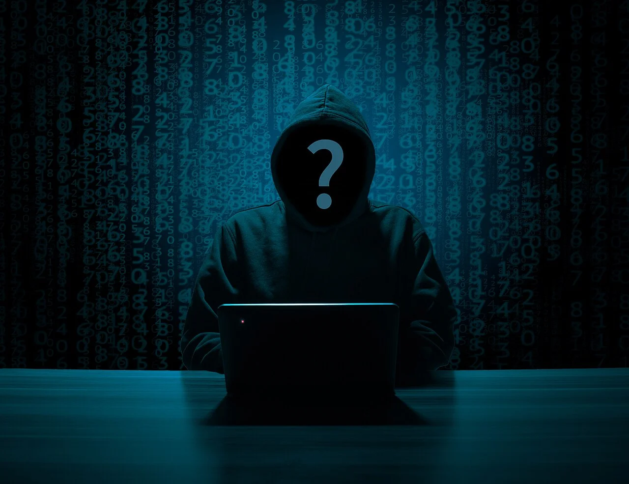 Silhouette de cybercriminel devant un écran, illustration du piratage de données informatiques