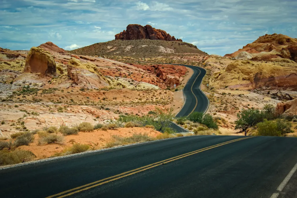 Route traversant le desert marocain