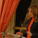 La journaliste Sonia Mabrouk à la tribune lors de la 31e cérémonie des Prix du Trombinoscope, à l'Hôtel de Lassay