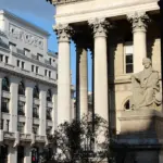 Le Palais Brongniart, ancien siège de la Bourse de Paris, vu depuis la rue