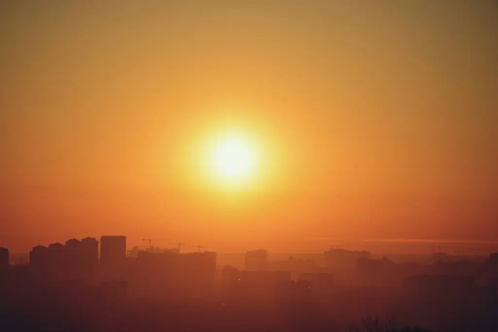 Le soleil au-dessus d'une ville pendant un épisode de forte chaleur