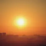Le soleil au-dessus d'une ville pendant un épisode de forte chaleur