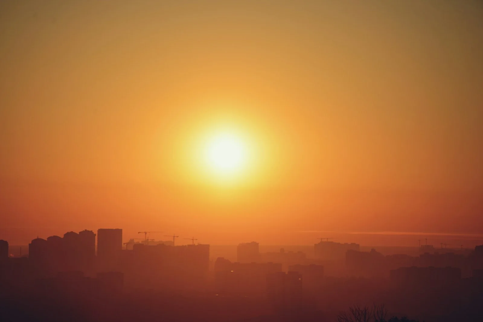 Le soleil au-dessus d'une ville pendant un épisode de forte chaleur