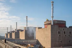 Lire la suite à propos de l’article Centrale de Zaporijia : un drone fait 16 victimes à un arrêt de bus
