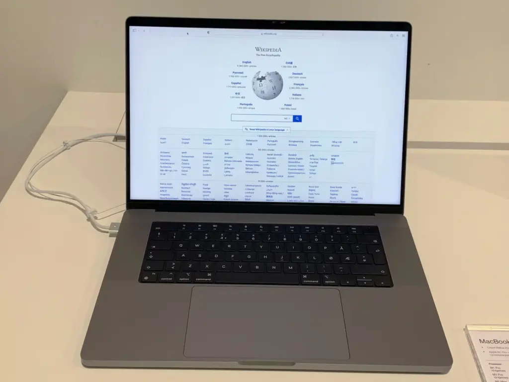 Un MacBook Pro ouvert, ordinateur concerne par la fonctionnalite Historique de l'ordinateur de ChatGPT