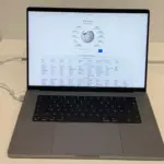 Un MacBook Pro ouvert, ordinateur concerne par la fonctionnalite Historique de l'ordinateur de ChatGPT