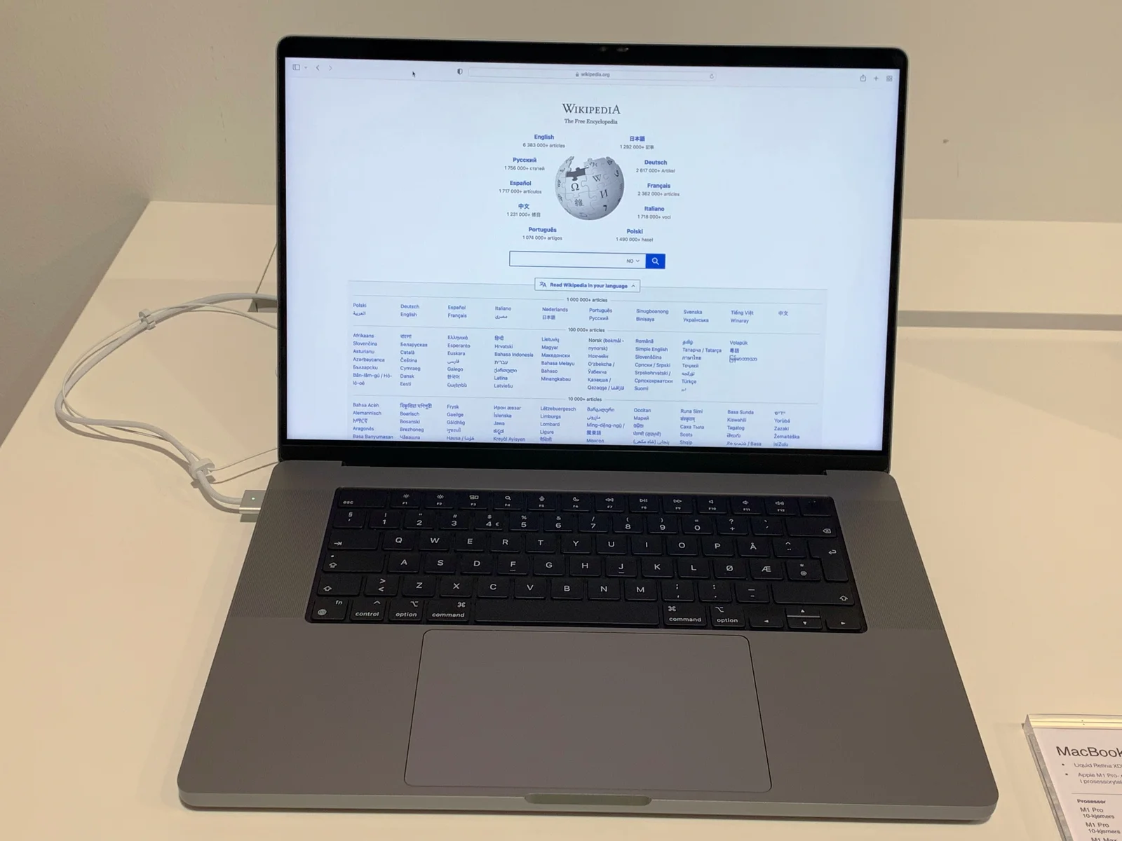 Un MacBook Pro ouvert, ordinateur concerne par la fonctionnalite Historique de l'ordinateur de ChatGPT