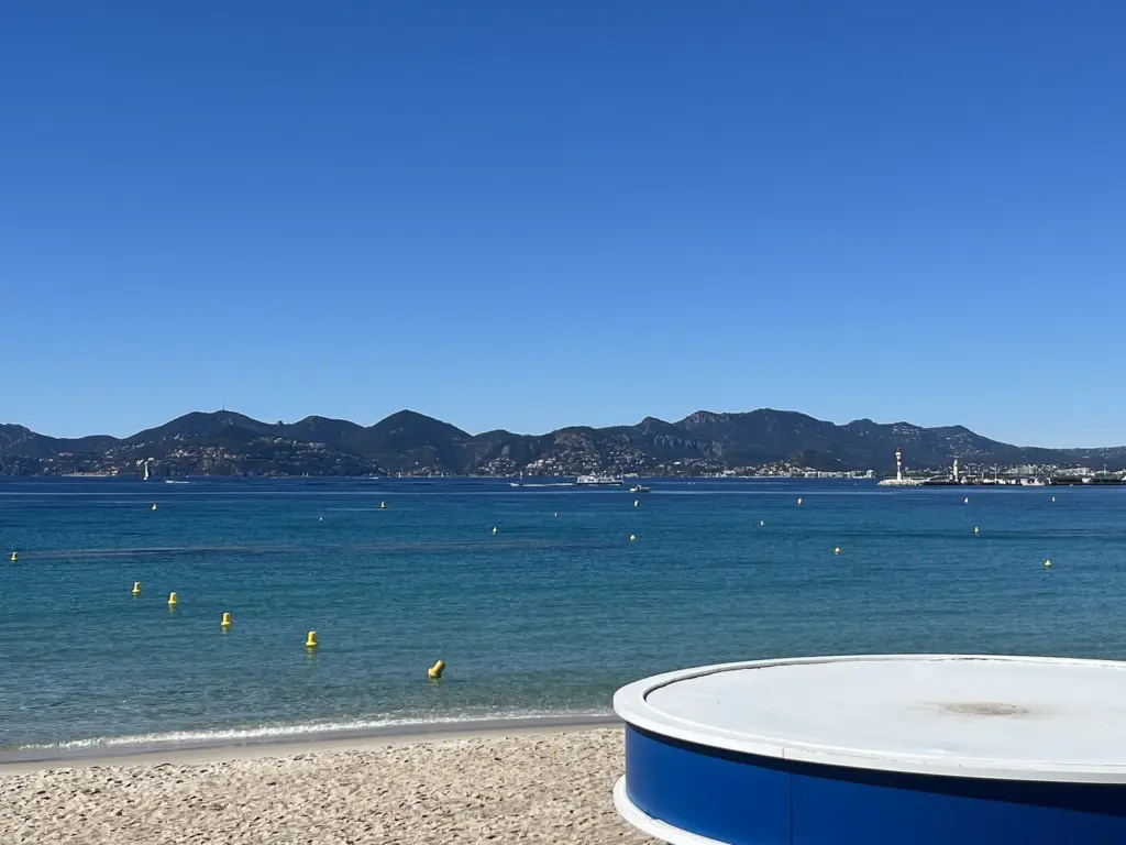 Vue de la baie de Cannes depuis La Croisette, photo d’illustration