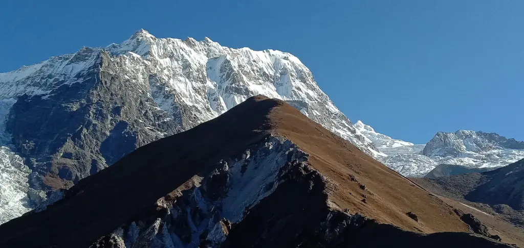 Vue des sommets glaciaires de la vallée du Langtang, dans l'Himalaya népalais