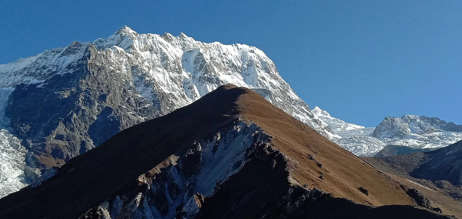 Vue des sommets glaciaires de la vallée du Langtang, dans l'Himalaya népalais