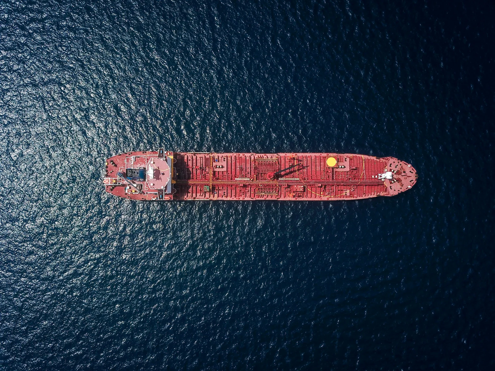 Vue aérienne d'un pétrolier en mer, illustration