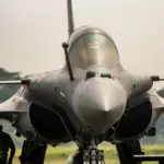 Avion de chasse militaire sur un tarmac