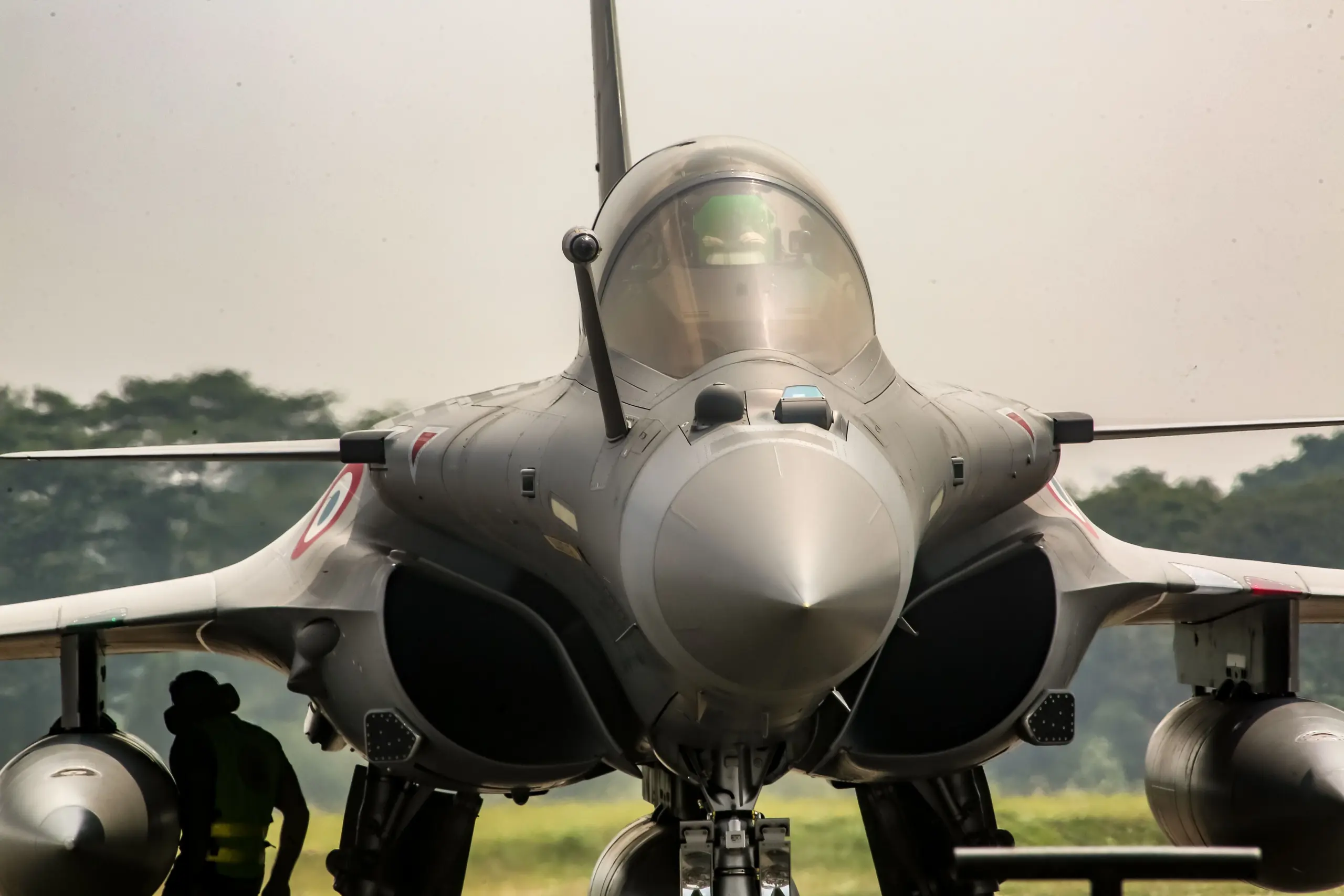 Avion de chasse militaire sur un tarmac