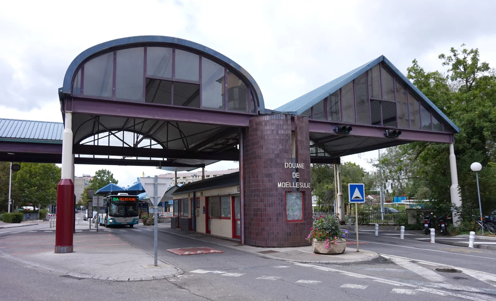 Borne frontière entre la France et la Suisse, poste de douane de Moillesulaz près d'Annemasse