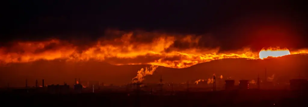 Vaste incendie nocturne illuminant le ciel, illustration de l'explosion d'un dépôt de munitions