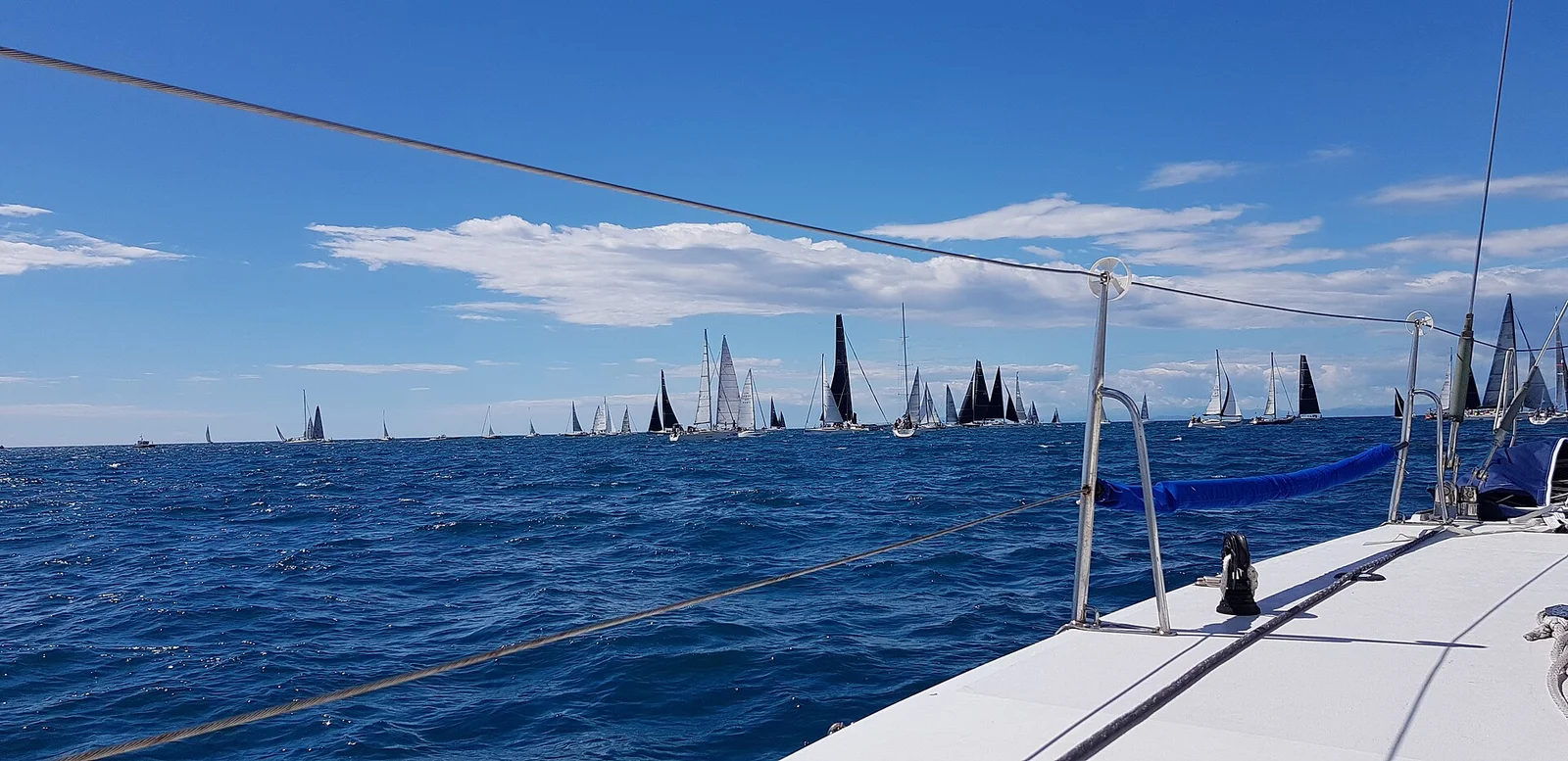 Des voiliers naviguant en mer Méditerranée