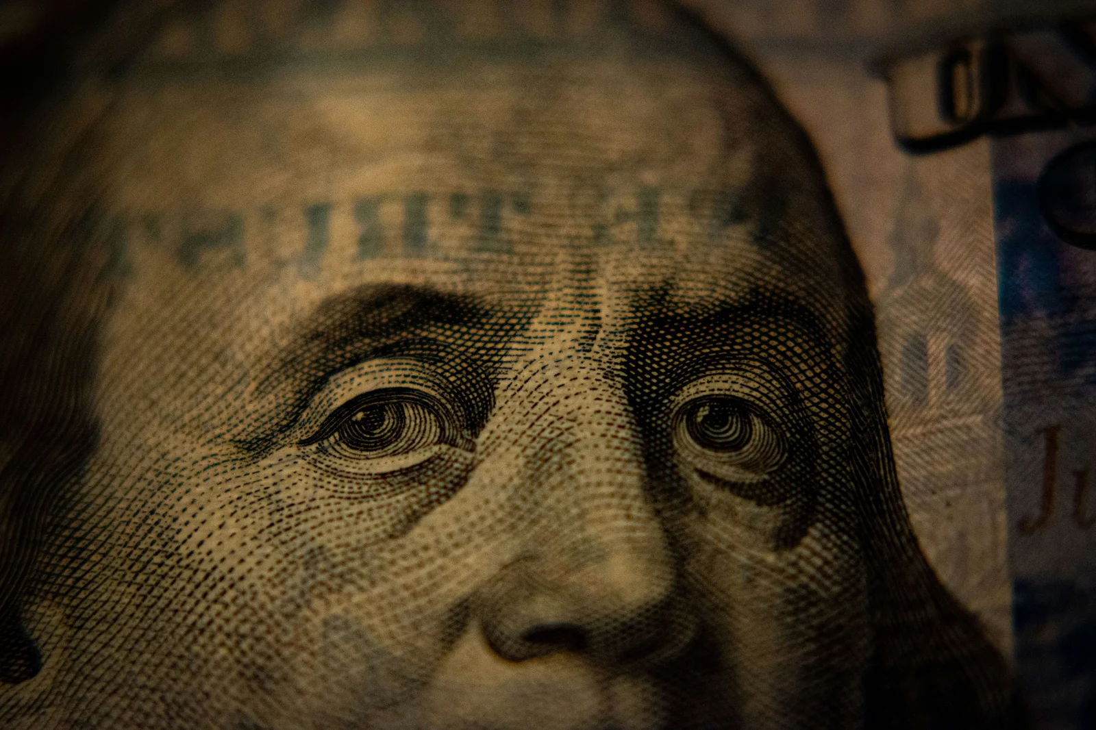Gros plan sur un billet de cent dollars américains, illustration