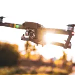Un drone quadricoptère en vol
