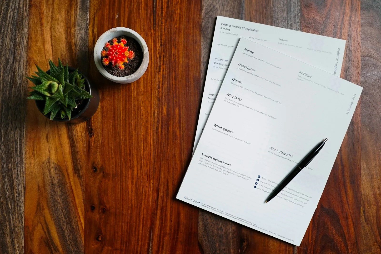 Factures papier et stylo posés sur une table en bois, illustration de la facturation des petites entreprises